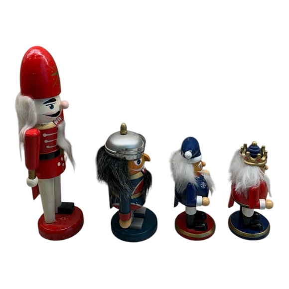 Vintage lot of 4 wooden nutcrackers 10” 6” 5” one missing shoe - Picture 4 of 5